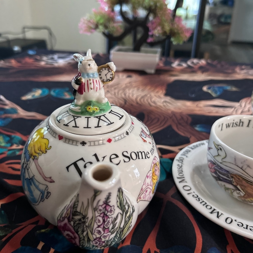 Alice in Wonderland Themed Tea Set Limited Edition - Picture 5 of 9